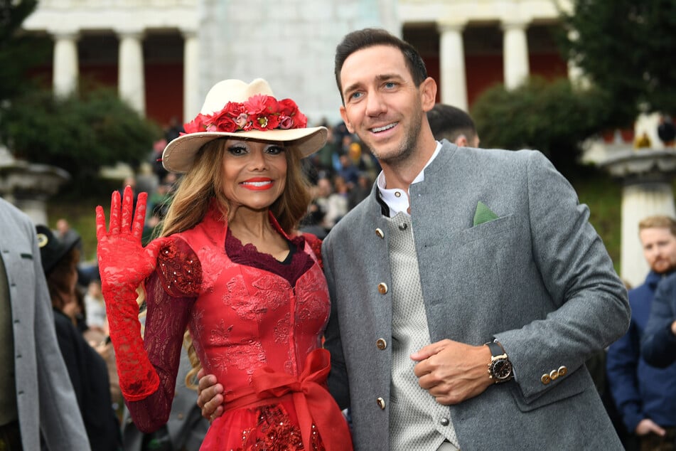 Luxusmakler Marcel Remus (39) gehört längst zum Kreis der Prominenten. Hier ist er an der Seite von US-Popsängerin La Toya Jackson (70) auf der Wiesn zu sehen.