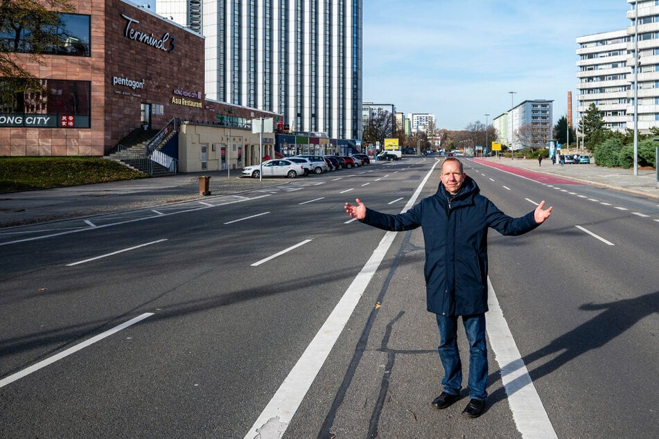 Platz machen für die Menschen: Autofrei stellt sich Jörg Schuster (52) die Brückenstraße vor.