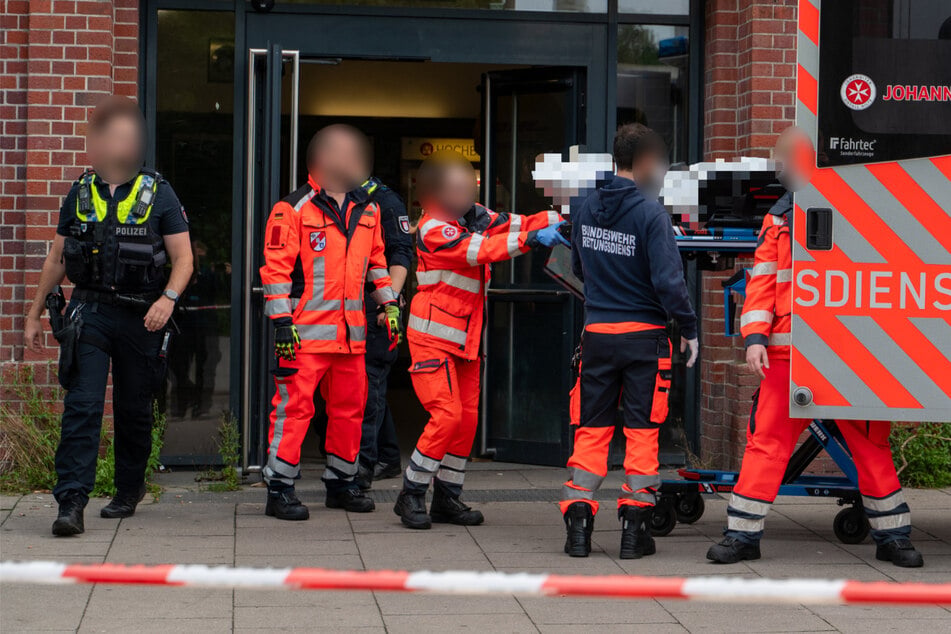 Tödlicher Rettungsversuch: Helfer von U-Bahn überrollt, Verdächtiger gefasst