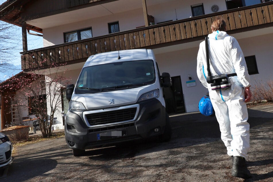 Die Spurensicherung entdeckte am Tatort in Garmisch-Partenkirchen Hinweise auf eine vorsätzliche Tat.