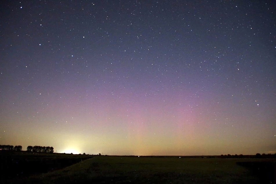 Die Polarlichter färbten den Himmel violett, rot und blau.