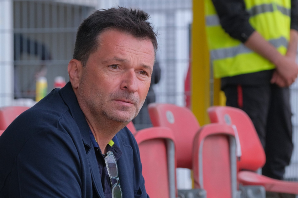 Christian Heidel (58) meint, dass die Politik sich eher um die Gesamtgesellschaft kümmern sollte, als um die Impfquote bei Fußballern.