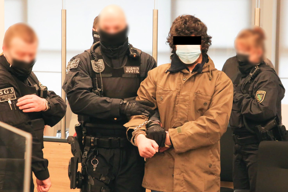 Abdullah A. H. H. (21) wird in den Gerichtssaal geführt.