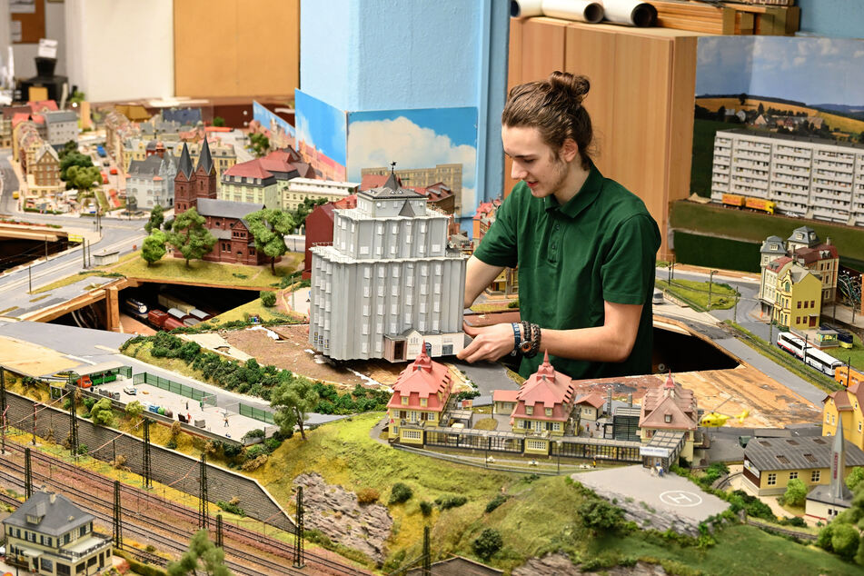 Modellbahner Christian Höfner (19) is also present at his train station at the Model Bahn.