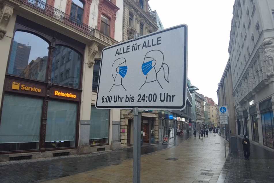 In der Leipziger Innenstadt gilt seit Wochen die Maskenpflicht, doch manche versuchen offenbar immer noch, sie zu umgehen.