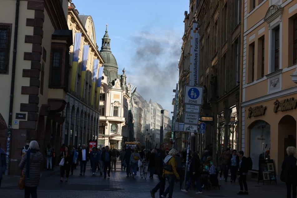 Die Rauchsäule war über der Fußgängerzone der Grimmaischen Straße deutlich zu erkennen.