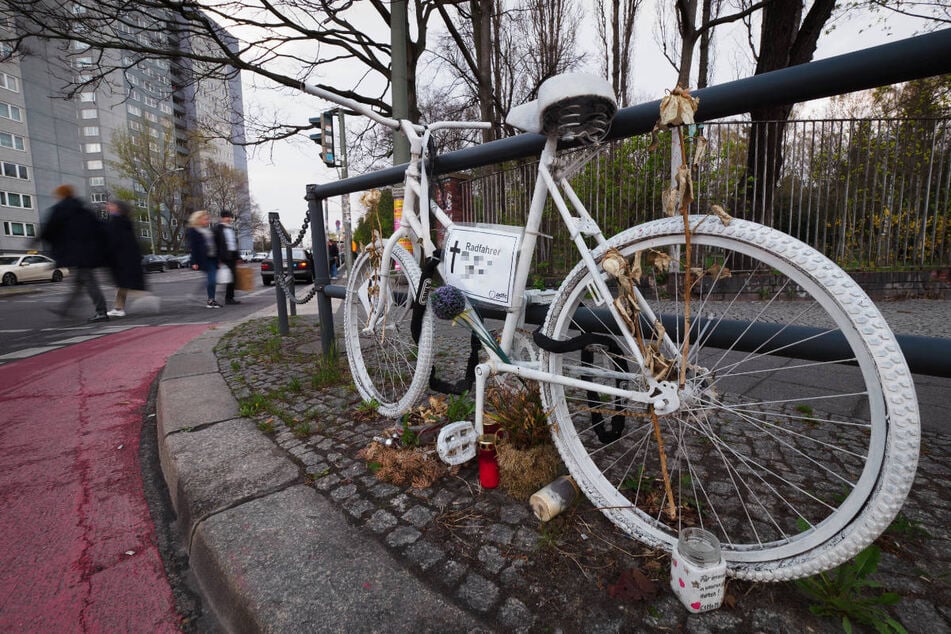 Fataler Unfall in Berlin-Lichtenberg: Radler (†28) stirbt nach Crash mit Auto