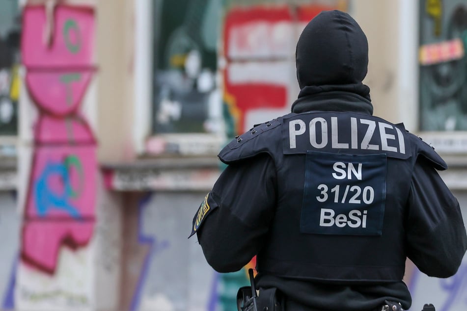 Trotz der Dunkelheit zur Tatzeit kann das Opfer eine Beschreibung der Räuber liefern. (Symbolbild)