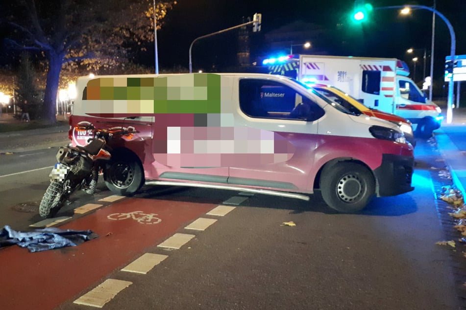 Alkohol am Steuer? Motorradfahrer kracht am Landtag in wendenden Lieferwagen