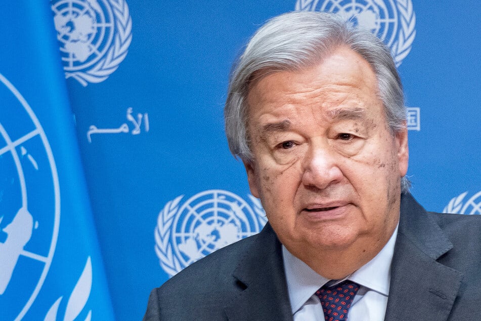 UN-Generalsekretär António Guterres (74) hebt mahnend den Zeigefinger.