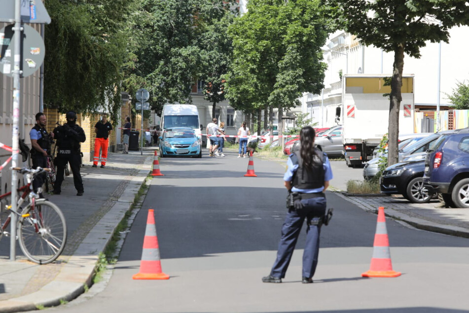 Die Straße musste für den Einsatz abgesperrt werden.