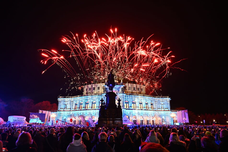 Gleich mehrmals "krönte" Feuerwerk das illuminierte Opernhaus - einfach schön!