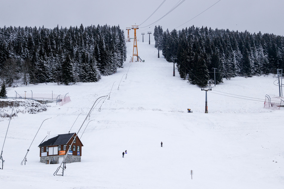 Auch wenn das Winterwetter zu einer Rodelpartie einlädt warnt die Polizei bereits vor Verstößen gegen die Corona-Maßnahmen.