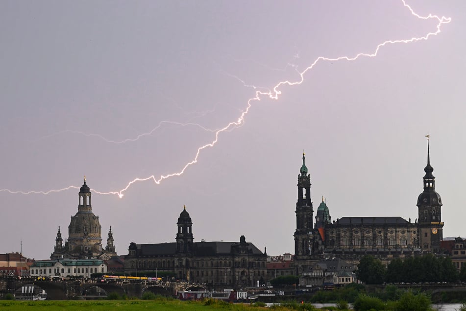 Ein Gewitter über Dresden ließ am Montagmorgen die Feuerwehr zu drei Einsätzen ausrücken. (Archivbild)