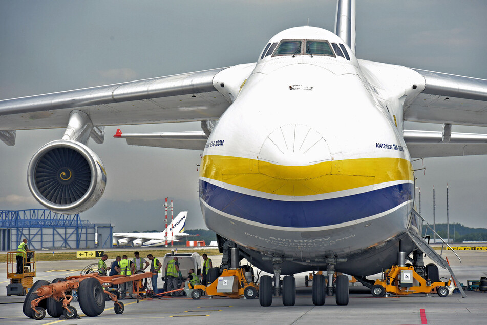 Riese in Not: In Leipzig sorgte eine Antonov AN-124 mit einem spektakulären Landemanöver für Aufsehen.