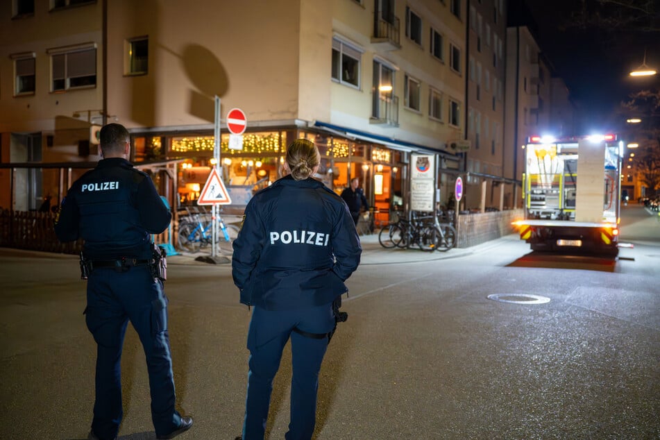 Polizisten stehen vor dem betroffenen Restaurant in der Maxvorstadt.