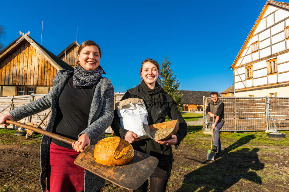 Marka Suchy (l.), Magdalena Schaffe und Tobias Zschieschick zeigen hier an Ort und Stelle symbolisch, welche Schritte bis zum fertigen Brot nötig sind.