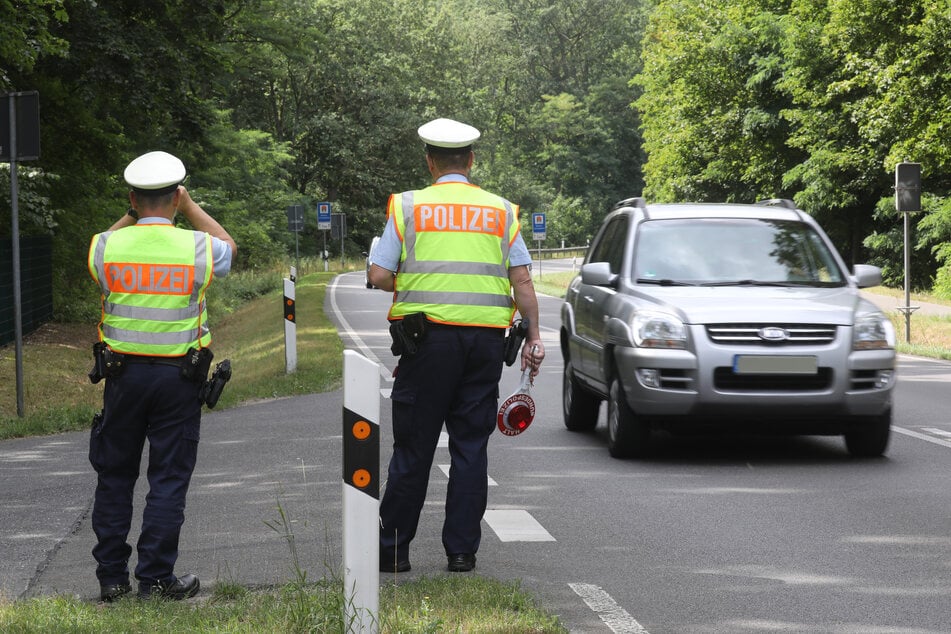 Zwei Polizisten bei einer Verkehrskontrolle. Gegen 7.45 Uhr waren die Beamten auf der Hansalinie A1 auf seinen Toyota aufmerksam geworden. (Archivbild)