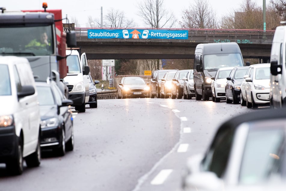 Autofahrer werden gebeten, Wege und Straßen für die Schwerlasttransporte im Kölner Stadtgebiet freizumachen. (Symbolbild)