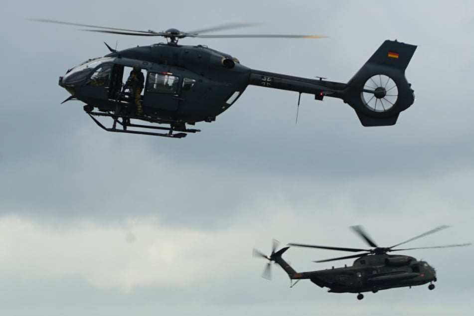 Teil der Militärübung waren auch die Hubschrauber H145M (l.) und CH-53 (r.).