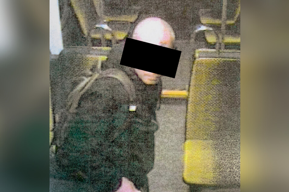 Der Feuerteufel in der Überwachungskamera der Bahn. Weil er nachts unterwegs war, trug Giuseppe M. (50) eine Stirnlampe.