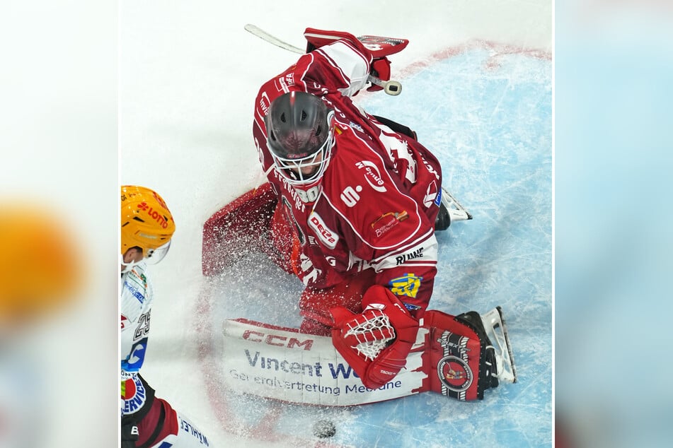 Eispiraten-Goalie Pascal Seidel konnte in dieser Szene gegen Bremerhavens Alexander Broadhurst klären.