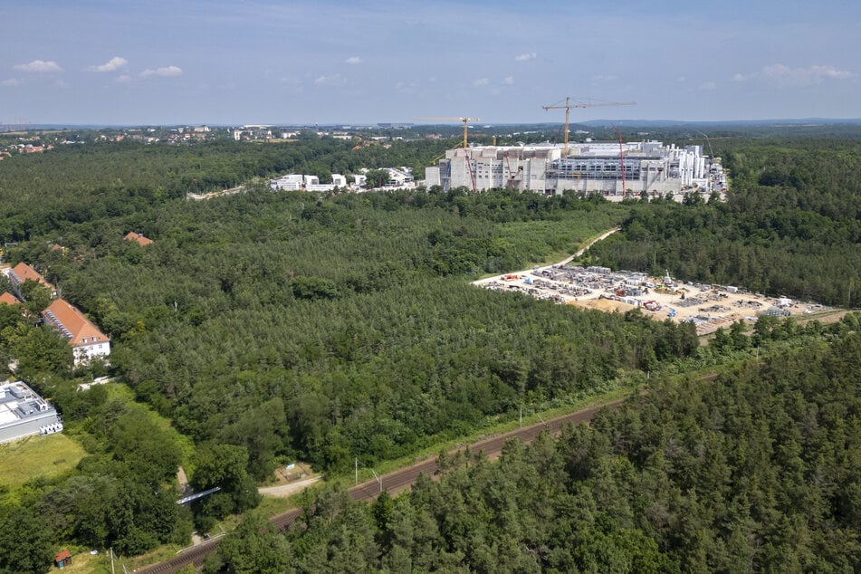 Im Norden führt die unterirdische Rohrtrasse (Durchmesser 60 Zentimeter) teils auch entlang der Bahnschienen. Im Hintergrund die Baustelle der neuen Infineon-Chipfabrik, die künftig auch mit Wasser aus der Heideleitung versorgt werden soll.