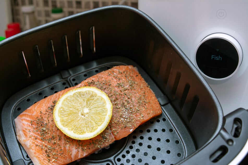 Einfach, saftig, lecker: Lachs im Airfryer zubereiten.