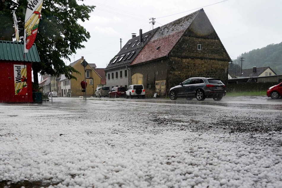 Neben Regen fielen vielerorts auch Hagelkörner vom Himmel.