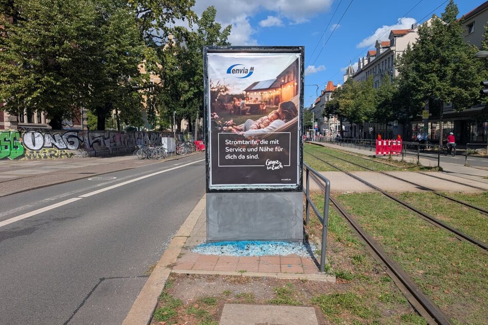 Unbekannte haben in der Nacht zu Montag gleich mehrere Werbevitrinen im Leipziger Süden beschädigt.