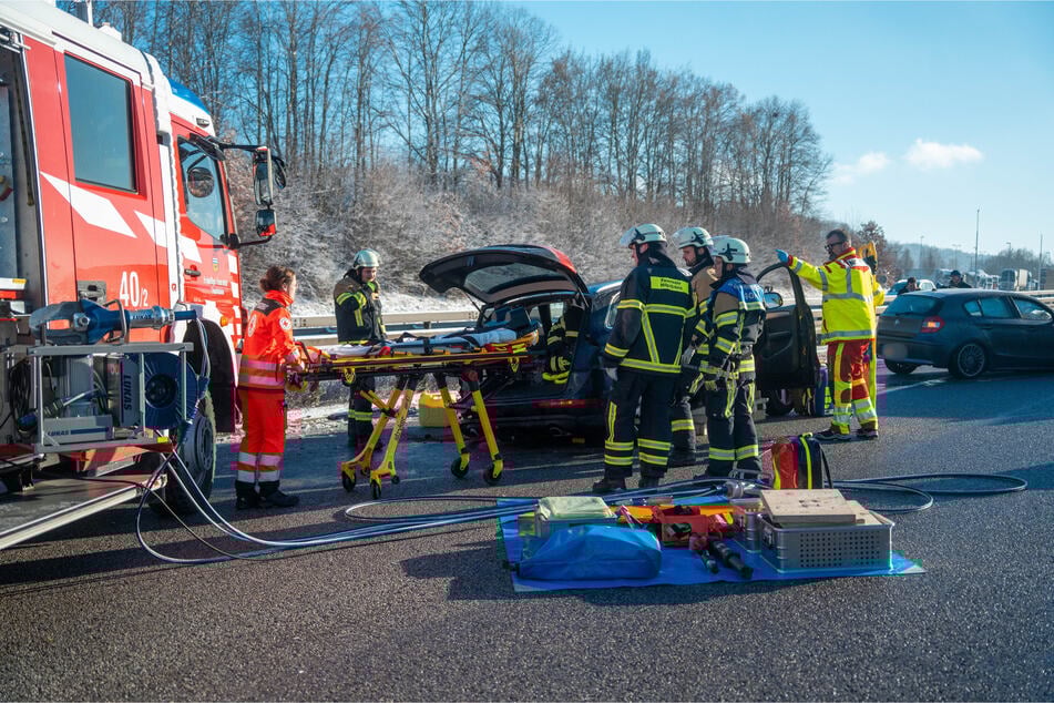 Feuerwehr und Polizei sicherten die Unfallstelle.