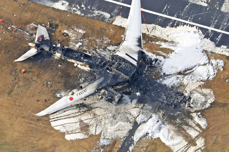 Der Airbus A350 von Japan Airlines brannte komplett aus.