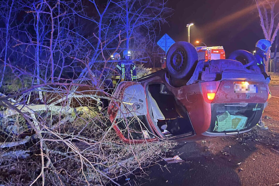 Das Auto blieb auf dem Dach liegen, der Fahrer (33) musste medizinisch behandelt werden.