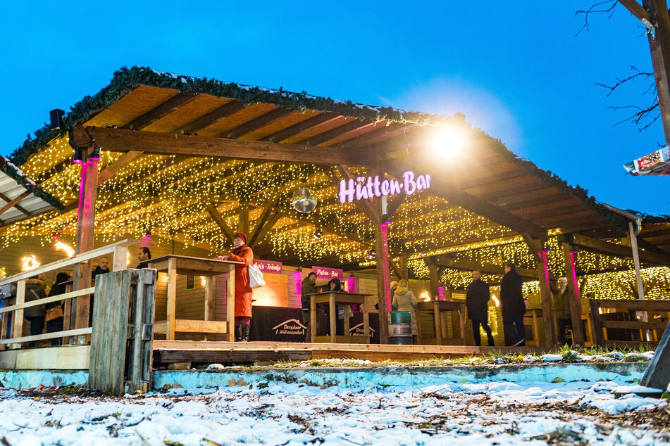 In einer großen Aprés-Ski-Holzhütte wird beim Hüttenzauber jeden Abend gefeiert.
