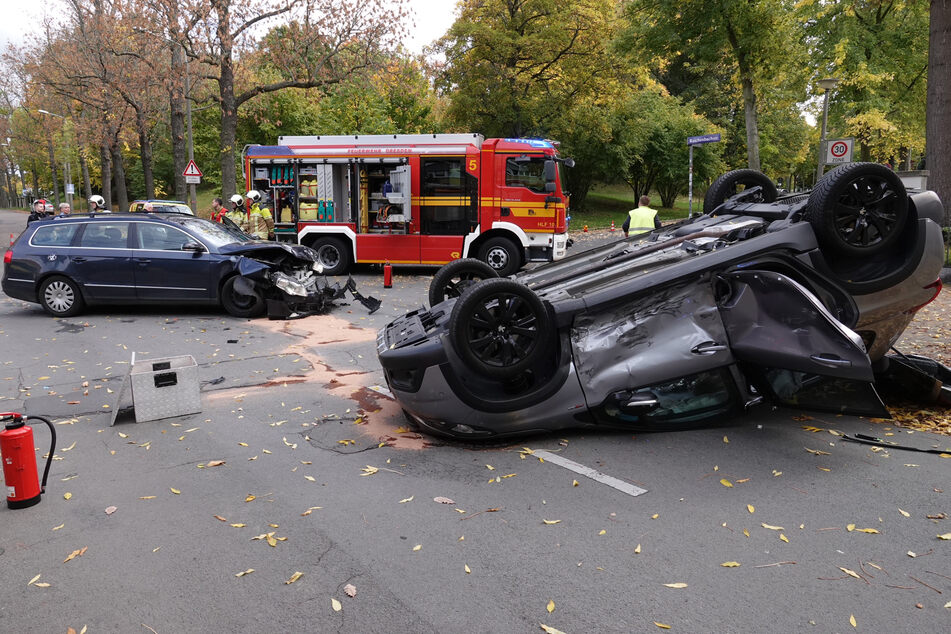 Unfall am Beutlerpark: Peugeot überschlägt sich nach Kollision mit Passat