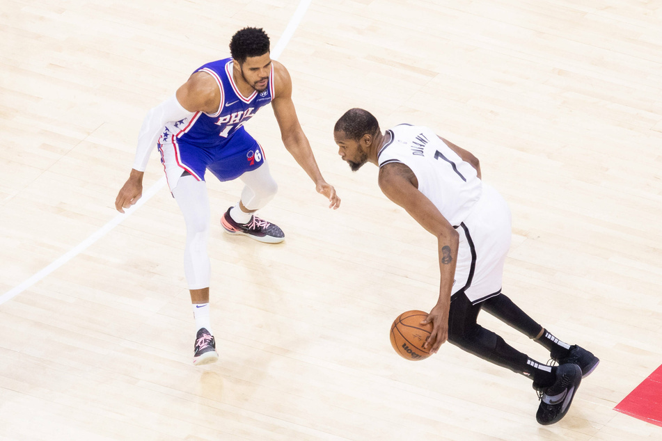 Kevin Durant (r.) takes on Tobias Harris in the Nets' win over the Sixers.