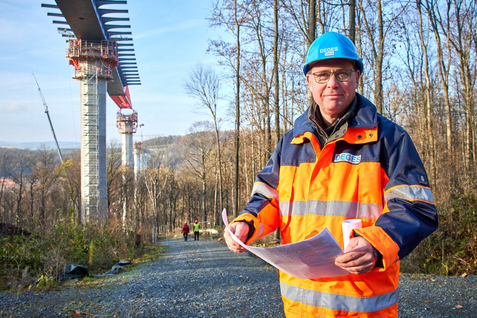 Projektingenieur Bernd Urbank (58) überwacht den Bauprozess.