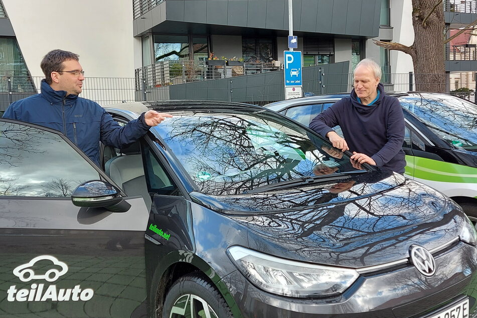 Probefahrt mit dem elektrischen VW ID.3: Bundestagsabgeordneter Bernhard Herrmann (56, Grüne, r.) und Martin Schmidt (37, teilAuto).