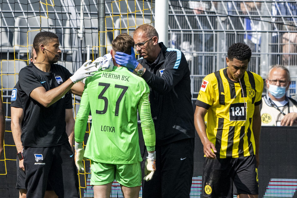 Torhüter Marcel Lotka (20, 3.v.l.) hat sich während der Bundesliga-Partie von Hertha BSC gegen Borussia Dortmund verletzt.