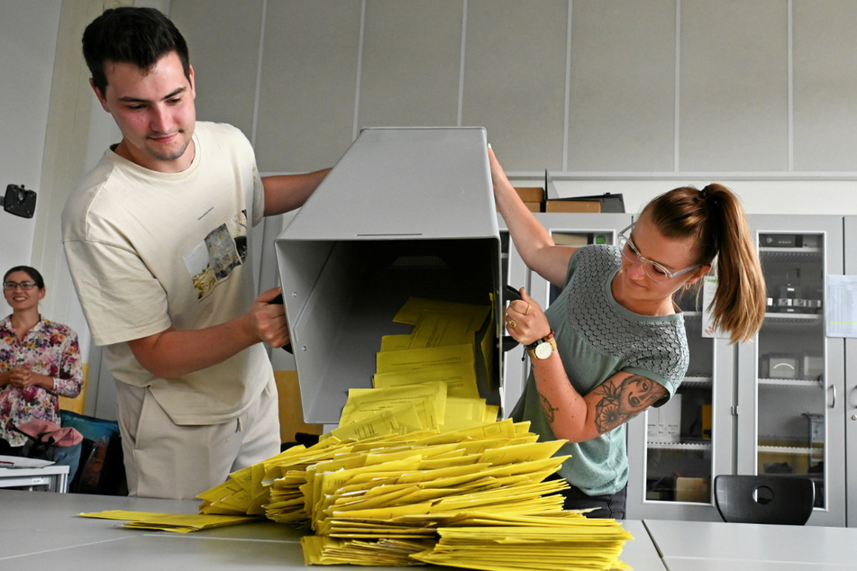 In der Berufsschule für Elektrotechnik halfen Paul Finsterbuch (21) und Sarah Reichelt (25) beim Leeren die Briefwahlurne.