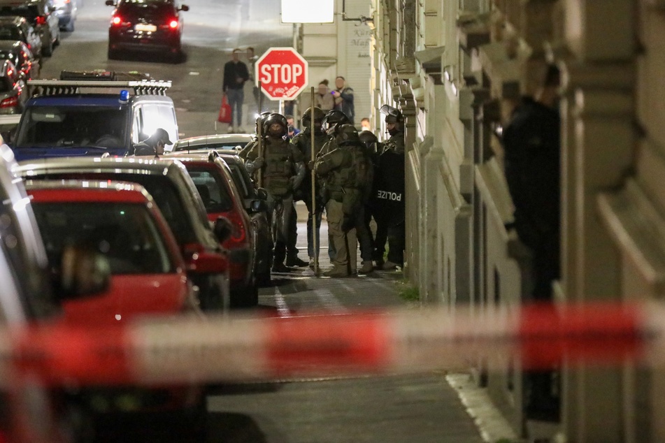 Das SEK war im Einsatz und konnte den 23-Jährigen am Abend festnehmen.
