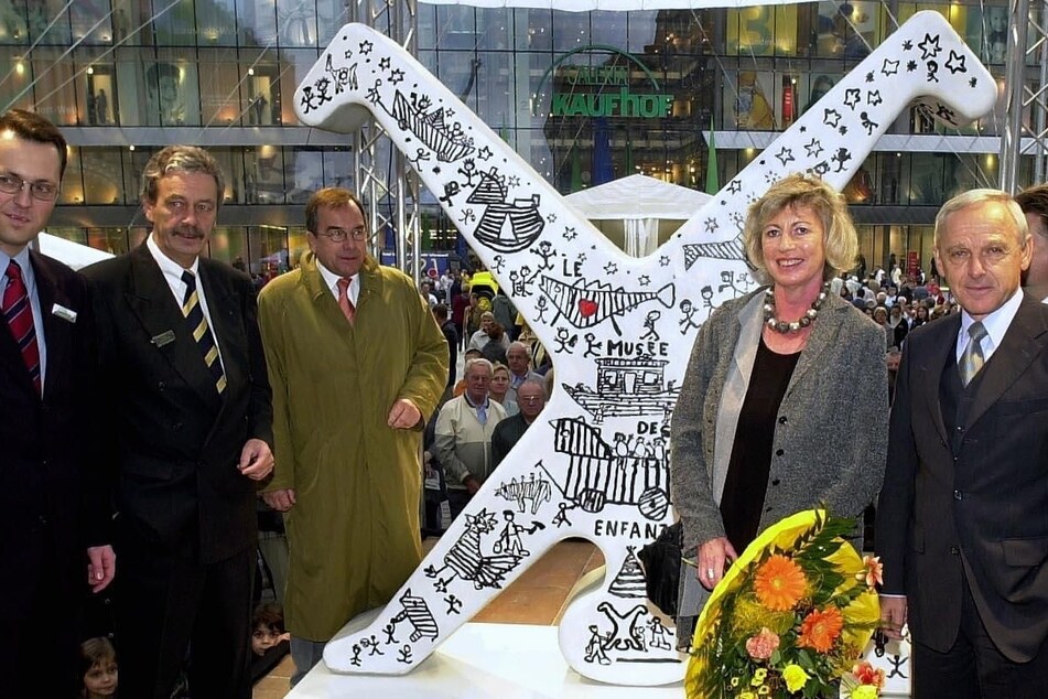 Die Eröffnung 2001 wurde mit viel Prominenz gefeiert. Düsseldorfs Oberbürgermeisterin brachte OB Peter Seifert (78, SPD) den Radschläger als Geschenk mit.