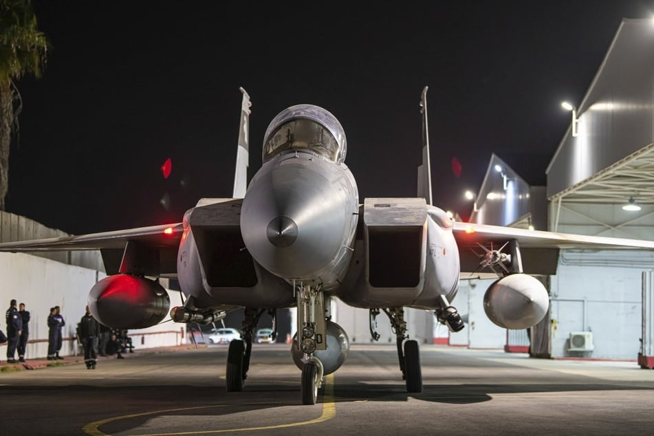 Auf diesem von der israelischen Armee zur Verfügung gestellten Foto startet ein bewaffnetes F-15 Flugzeug der israelischen Luftwaffe von einem unbekannten Ort in Israel aus zum Angriff auf den Iran.