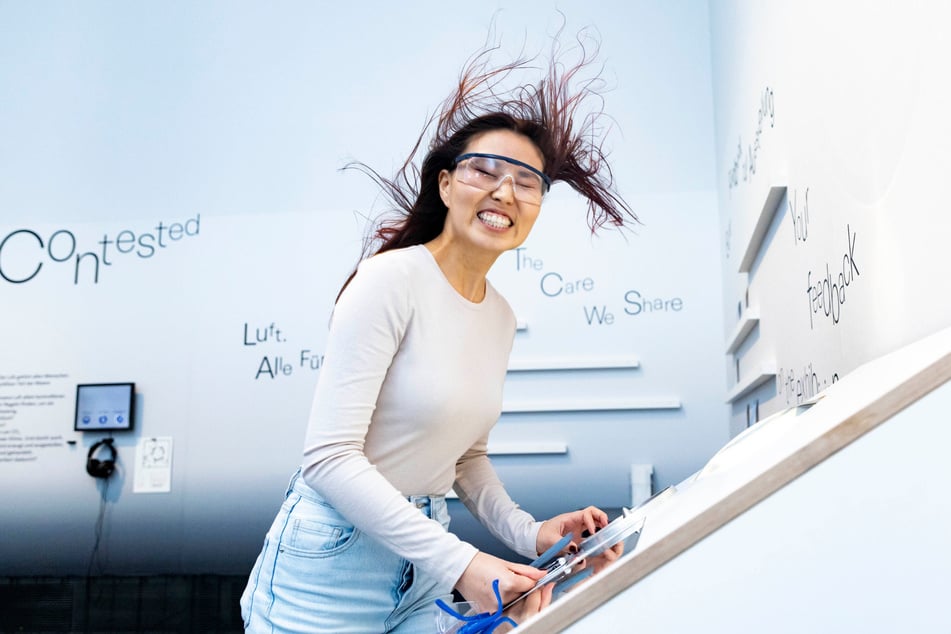 Aizat testet an der Selfie-Station "Frischer Wind gefällig?" eine Orkan-Turbine.