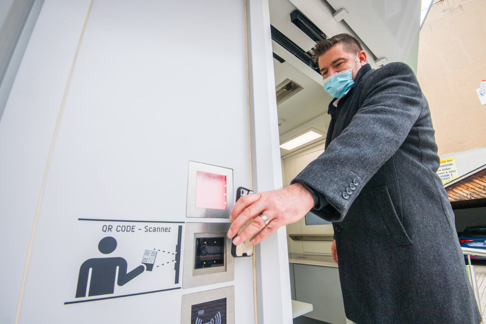SEIWO-Chef Wabst öffnet die Tür mit einem QR-Code.