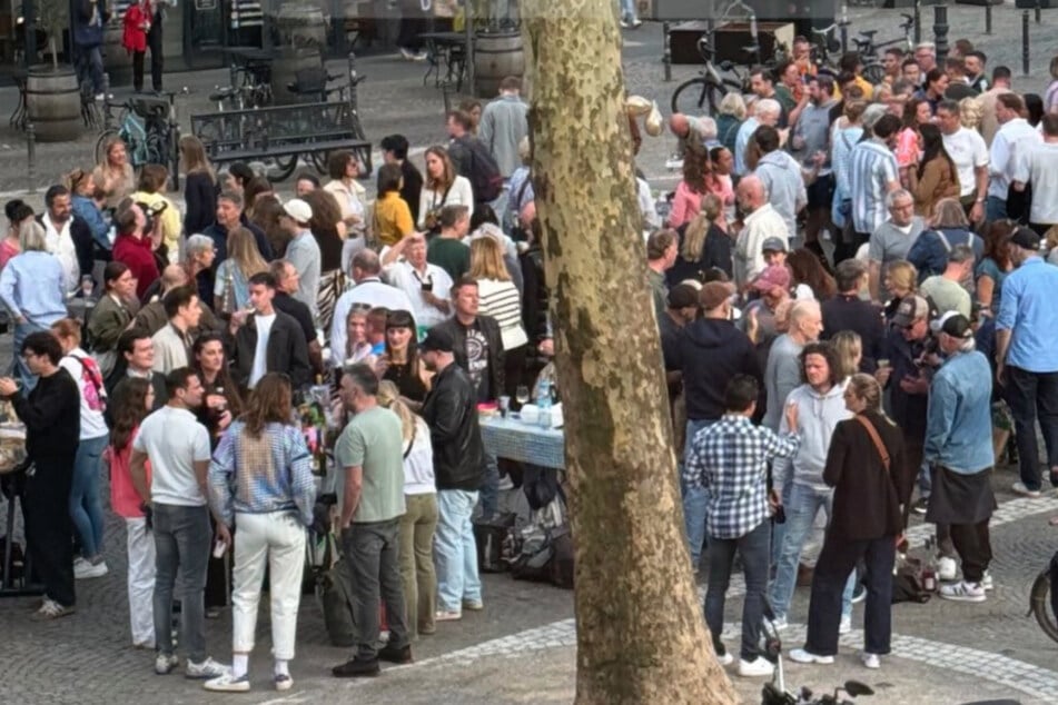 Köln: Kölner trotzen Aus von "meet & eat": 250 Menschen feiern mit Bügelbrettern am Rudolfplatz