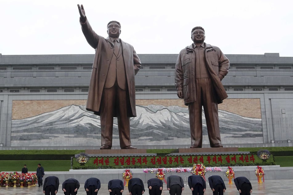 Die Statuen der verstorbenen Führer Kim Il Sung (l), und Kim Jong Il werden nach wie vor in Nordkorea sehr verehrt.