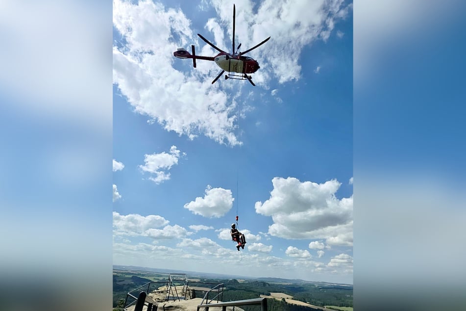 Der Hubschrauber flog einen Luftretter und einen Notarzt auf den Tafelberg.
