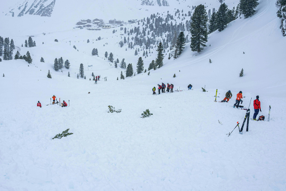Im Salzburger Pinzgau ist ein Skitourengeher bei einem Lawinenabgang ums Leben gekommen.