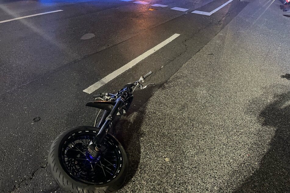 Über diese Enduro-Maschine fuhr nach dem Unfall noch ein weiteres Auto. Dadurch wurde der Lenker abgetrennt.